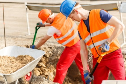 Sprawdzone ekipy budowlano-remontowe działają w branży przynajmniej kilka lat (fot. Shutterstock) 